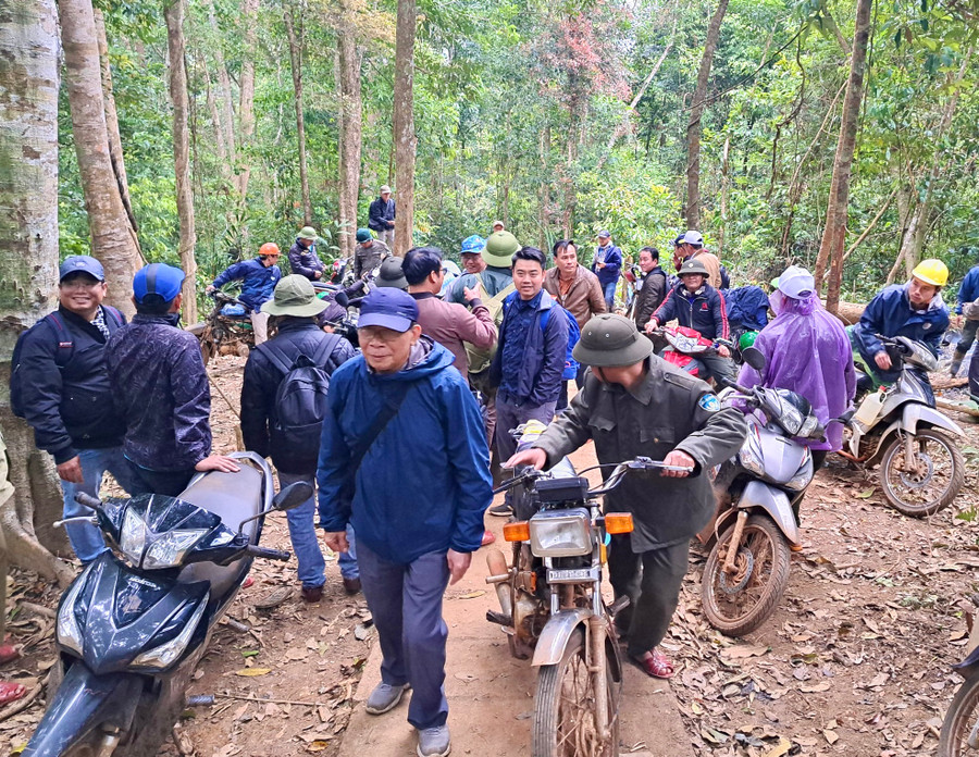 Đội xe ôm-là các nhân viên Khu Bảo tồn thiên nhiên Kon Chư Răng tham gia chở du khách vào tham quan thác 50. Ảnh: Minh Nguyễn