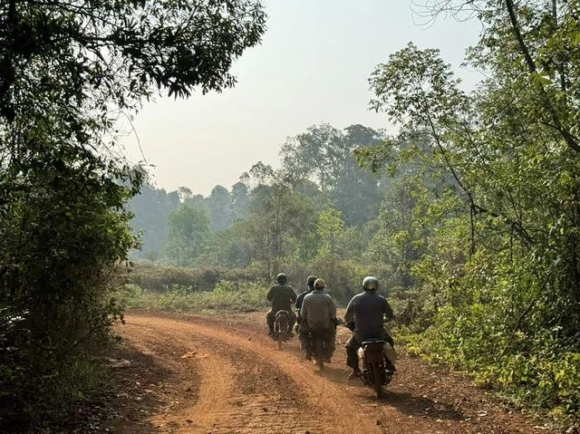 Người săn ươi dễ dàng vào rừng sau khi vượt qua nhiều chốt kiểm tra