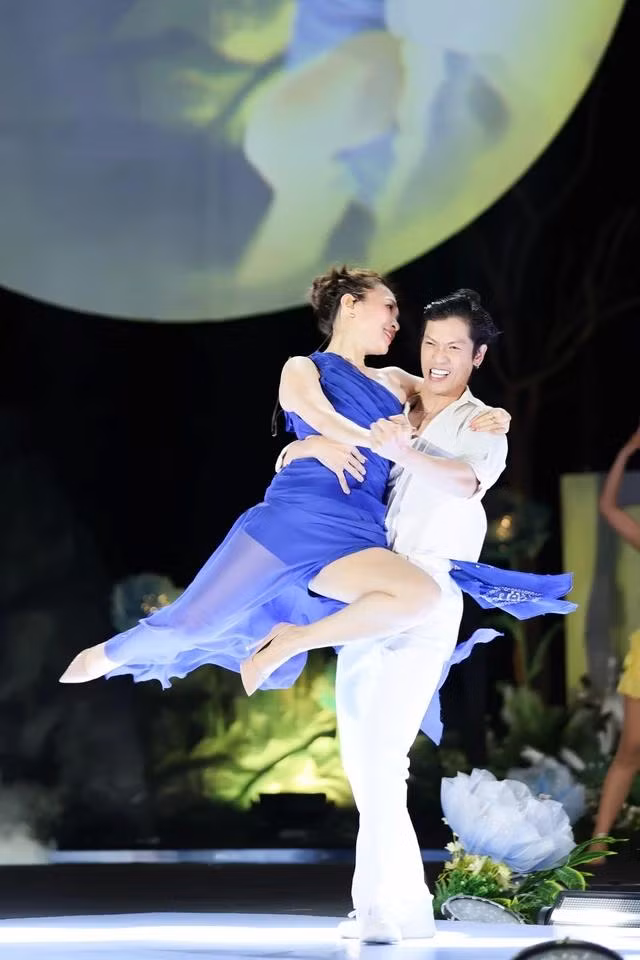 Mỹ Tâm thổi sáo và khiêu vũ mãn nhãn trên sân khấu Mỹ Tâm thổi sáo và khiêu vũ mãn nhãn trên sân khấu