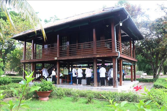 Du khách tham quan Nhà sàn Bác Hồ tại Khu di tích Nguyễn Sinh Sắc (thành phố Cao Lãnh, tỉnh Đồng Tháp).