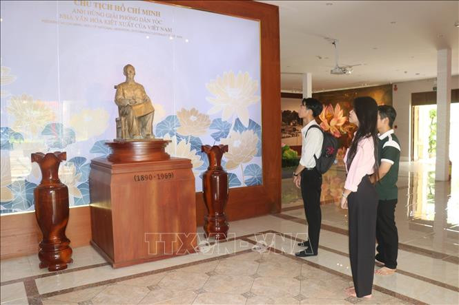 Khách tham quan Nhà trưng bày Bác Hồ tại Khu di tích Nguyễn Sinh Sắc (thành phố Cao Lãnh, tỉnh Đồng Tháp).