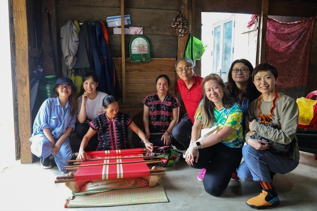 Du khách trong nước và quốc tế khi đến Hòa Bắc rất hào hứng khi tìm hiểu và trải nghiệm văn hóa Cơ Tu