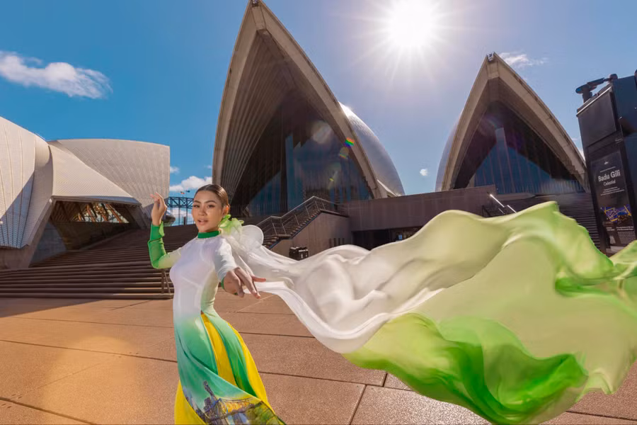 Bùi Thị Xuân Hạnh đang tất bật chuẩn bị cho hành trình chinh chiến Miss Cosmo. Người đẹp chia sẻ việc đăng quang một cuộc thi nhan sắc giúp cô có nhiều cơ hội làm việc