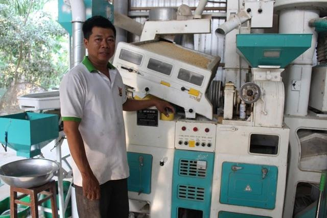 Con trai của ông Năm Đấu vận hành xưởng xay lúa và chế biến gạo huyết rồng thành nhiều sản phẩm phục vụ người tiêu dùng Con trai của ông Năm Đấu vận hành xưởng xay lúa và chế biến gạo huyết rồng thành nhiều sản phẩm phục vụ người tiêu dùng