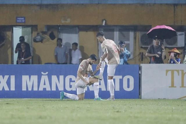 CLB CAHN ghi 3 bàn ngay trong hiệp 1