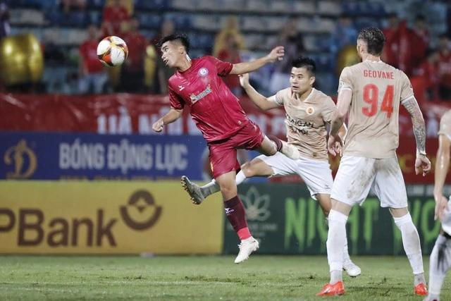 Hai đội quyết đấu dưới cơn mưa nặng hạt