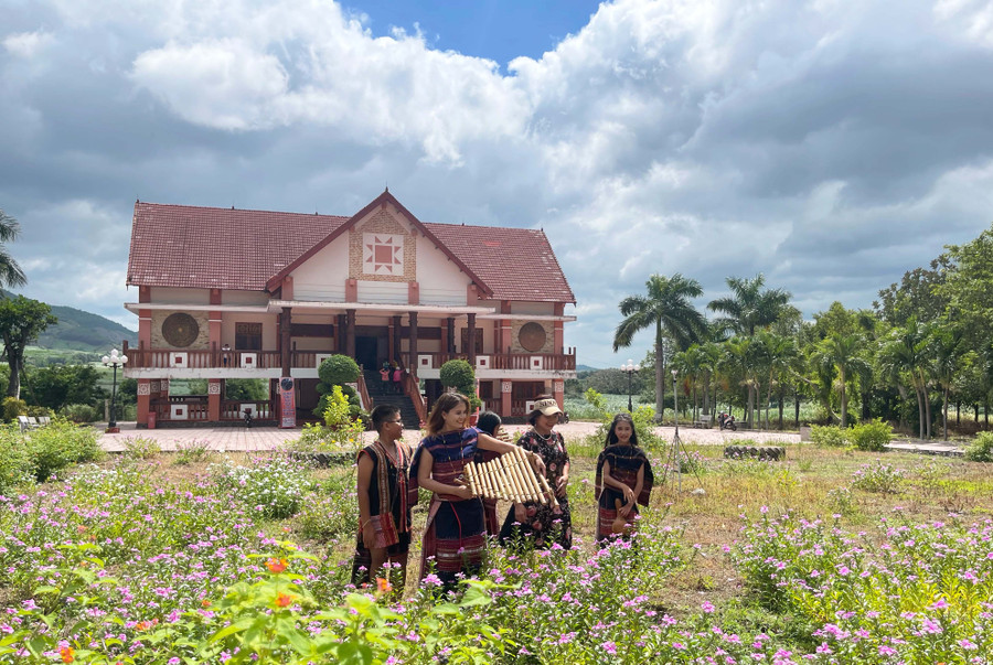 Nhà lưu niệm anh hùng Núp (xã Tơ Tung, huyện Kbang) là nơi lưu giữu nhiều hiện vật về cuộc đời, sự nghiệp lừng lẫy của Bok Núp. Ảnh: M.C Nhà lưu niệm anh hùng Núp (xã Tơ Tung, huyện Kbang) là nơi lưu giữu nhiều hiện vật về cuộc đời, sự nghiệp lừng lẫy của Bok Núp. Ảnh: M.C