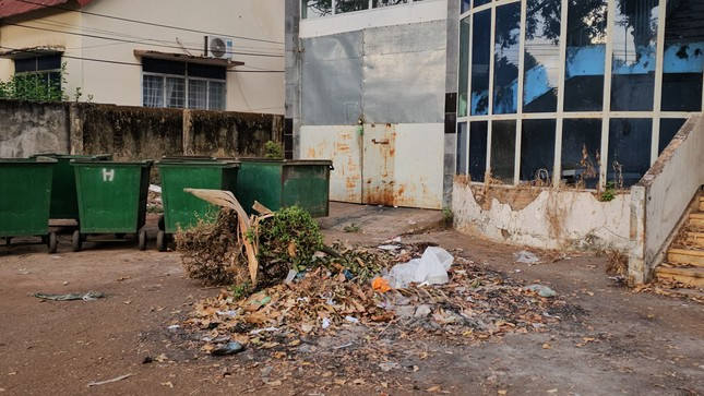 Một bãi rác ngay trước sân trụ sở.