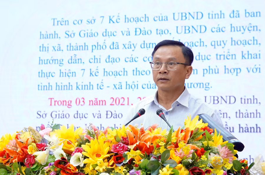 Phó Giám đốc Sở GD-ĐT Nguyễn Văn Long báo cáo kết quả triển khai thực hiện 7 kế hoạch của ngành Giáo dục. Ảnh: H.T