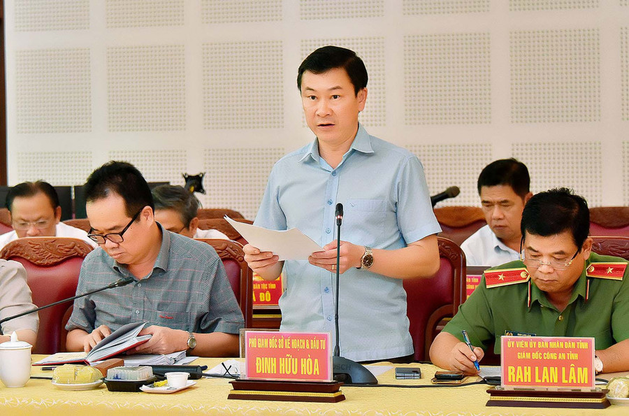 Phó Giám đốc sở Kế hoạch-Đầu tư Đinh Hữu Hoà báo cáo tình hình chung 4 tháng đầu năm 2024 của tỉnh. Ảnh: Đức Thuỵ