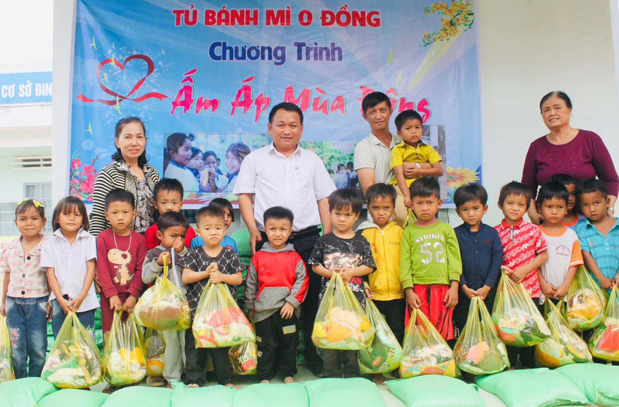 Tủ bánh mì 0 đồng của thầy Tùng có nhiều hoạt động thiết thực giúp học sinh có hoàn cảnh khó khăn. Ảnh: Vũ Chi