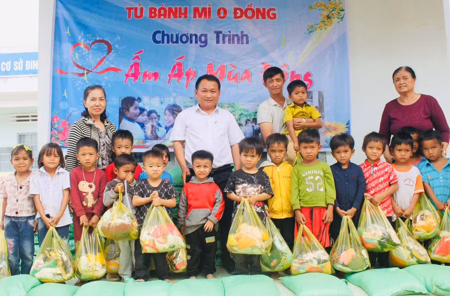 Tủ bánh mì 0 đồng của thầy Tùng có nhiều hoạt động thiết thực giúp học sinh có hoàn cảnh khó khăn. Ảnh: Vũ Chi