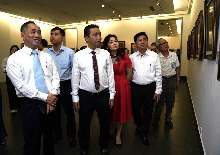 Giám đốc Bảo tàng Mỹ thuật Việt Nam (bìa trái) cùng các đại biểu tham quan triển lãm. (Ảnh: PV/Vietnam+) Giám đốc Bảo tàng Mỹ thuật Việt Nam (bìa trái) cùng các đại biểu tham quan triển lãm. (Ảnh: PV/Vietnam+)