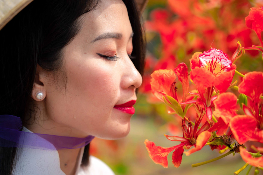 &quot;Những chiếc giỏ xe chở đầy hoa phượng/ Em chở mùa hè của tôi đi đâu?/ Chùm phượng vĩ em cầm là tuổi tôi 18/ Thuở chẳng ai hay thầm lặng mối tình đầu&quot; (thơ: Đỗ Trung Quân, nhạc: Vũ Hoàng)