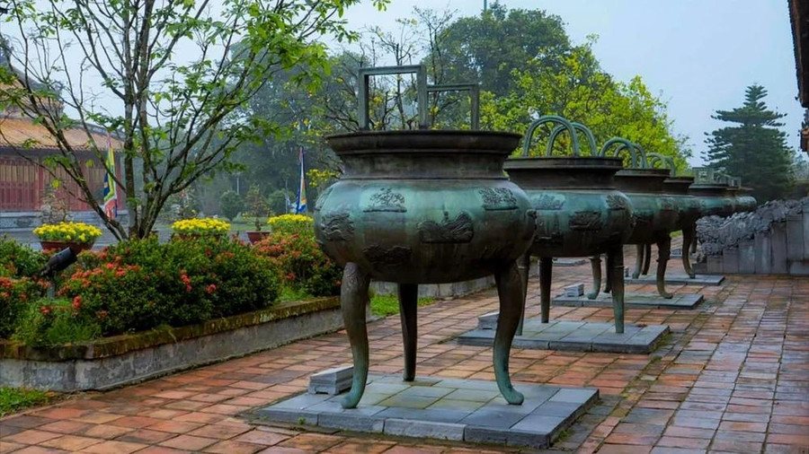 Trải qua 200 năm với sự tàn khốc của chiến tranh và thời gian, song cửu đỉnh vẫn còn nguyên vẹn. Trải qua 200 năm với sự tàn khốc của chiến tranh và thời gian, song cửu đỉnh vẫn còn nguyên vẹn.