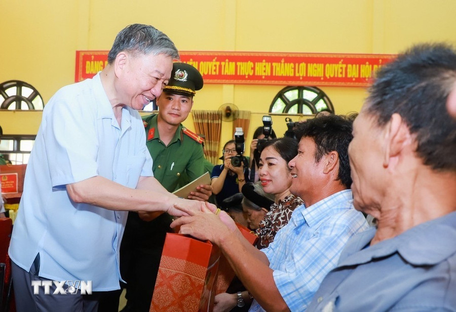 Bộ trưởng Công an Tô Lâm tặng quà cho các gia đình chính sách, người có công tiêu biểu. (Ảnh: Trịnh Duy Hưng/TTXVN) Bộ trưởng Công an Tô Lâm tặng quà cho các gia đình chính sách, người có công tiêu biểu. (Ảnh: Trịnh Duy Hưng/TTXVN)