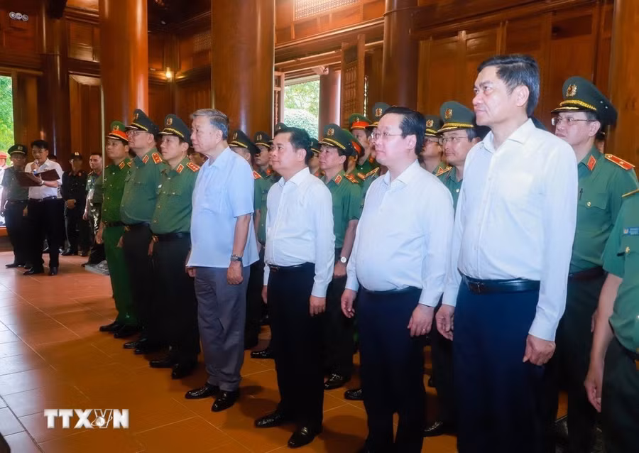 Đoàn công tác do Bộ trưởng Tô Lâm dẫn đầu dâng hương tưởng niệm Chủ tịch Hồ Chí Minh. (Ảnh: Trịnh Duy Hưng/ TTXVN) Đoàn công tác do Bộ trưởng Tô Lâm dẫn đầu dâng hương tưởng niệm Chủ tịch Hồ Chí Minh. (Ảnh: Trịnh Duy Hưng/ TTXVN)
