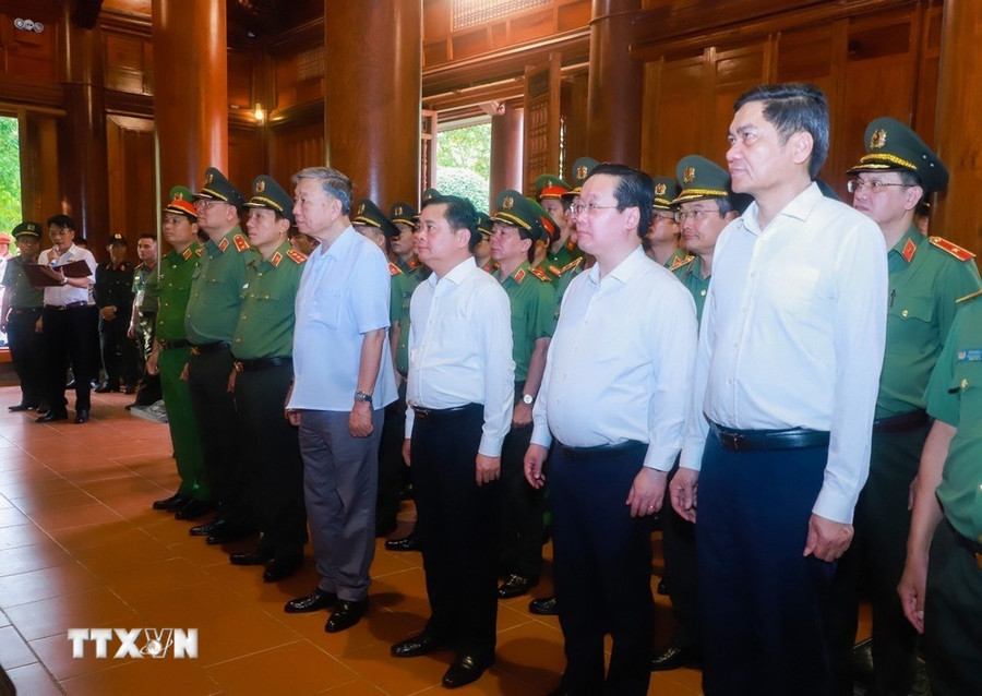 Đoàn công tác do Bộ trưởng Tô Lâm dẫn đầu dâng hương tưởng niệm Chủ tịch Hồ Chí Minh. (Ảnh: Trịnh Duy Hưng/ TTXVN)