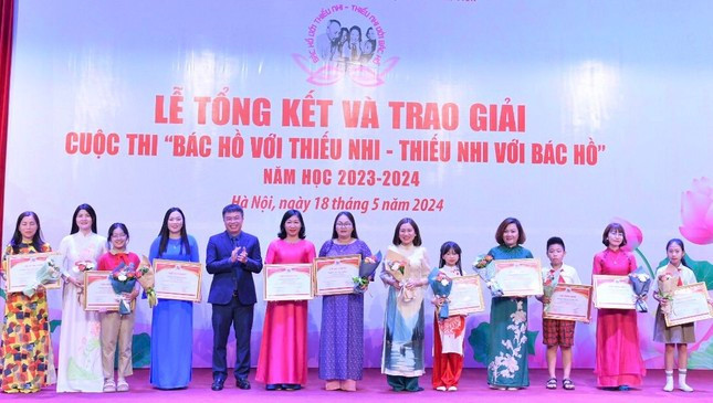 Các giải thưởng được trao tại buổi lễ. Ảnh: Phạm Trường Các giải thưởng được trao tại buổi lễ. Ảnh: Phạm Trường