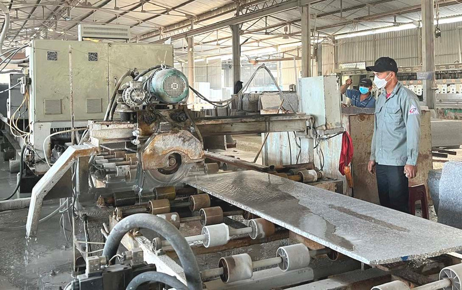 Điều kiện làm việc của công nhân Nhà máy Đá granite Quốc Duy không ngừng được cải thiện. Ảnh: Đ.Y Điều kiện làm việc của công nhân Nhà máy Đá granite Quốc Duy không ngừng được cải thiện. Ảnh: Đ.Y