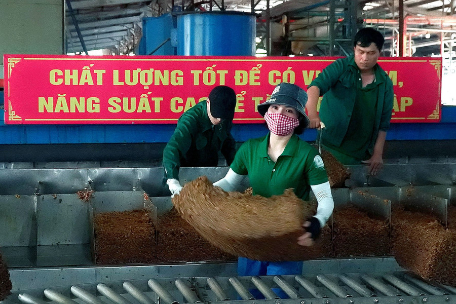 Người lao động làm việc tại Nhà máy Chế biến mủ cao su Chư Prông. Ảnh: Đinh Yến Người lao động làm việc tại Nhà máy Chế biến mủ cao su Chư Prông. Ảnh: Đinh Yến