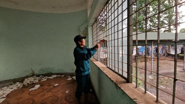 Nhiều tấm kính cửa bị vỡ.