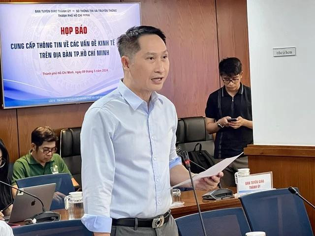 Ông Lâm Ngô Hoàng Anh, Chánh văn phòng Sở Văn hóa và Thể thao TP.HCM phản hồi về vụ việc Đàm Vĩnh Hưng cài huy hiệu “lạ” khi trình diễn Ông Lâm Ngô Hoàng Anh, Chánh văn phòng Sở Văn hóa và Thể thao TP.HCM phản hồi về vụ việc Đàm Vĩnh Hưng cài huy hiệu “lạ” khi trình diễn