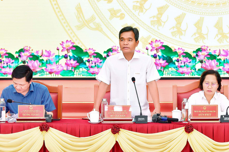 Ủy viên Ban Chấp hành Trung ương Đảng, Bí thư Tỉnh ủy, Chủ tịch HĐND tỉnh Hồ Văn Niên phát biểu tại hội nghị. Ảnh: Đ.T Ủy viên Ban Chấp hành Trung ương Đảng, Bí thư Tỉnh ủy, Chủ tịch HĐND tỉnh Hồ Văn Niên phát biểu tại hội nghị. Ảnh: Đ.T