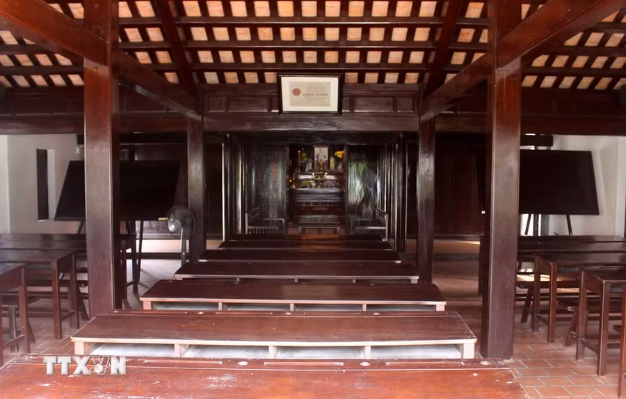 Lớp học nơi thầy giáo Nguyễn Tất Thành dạy học tại trường Dục Thanh. (Ảnh: Hồng Hiếu/TTXVN)