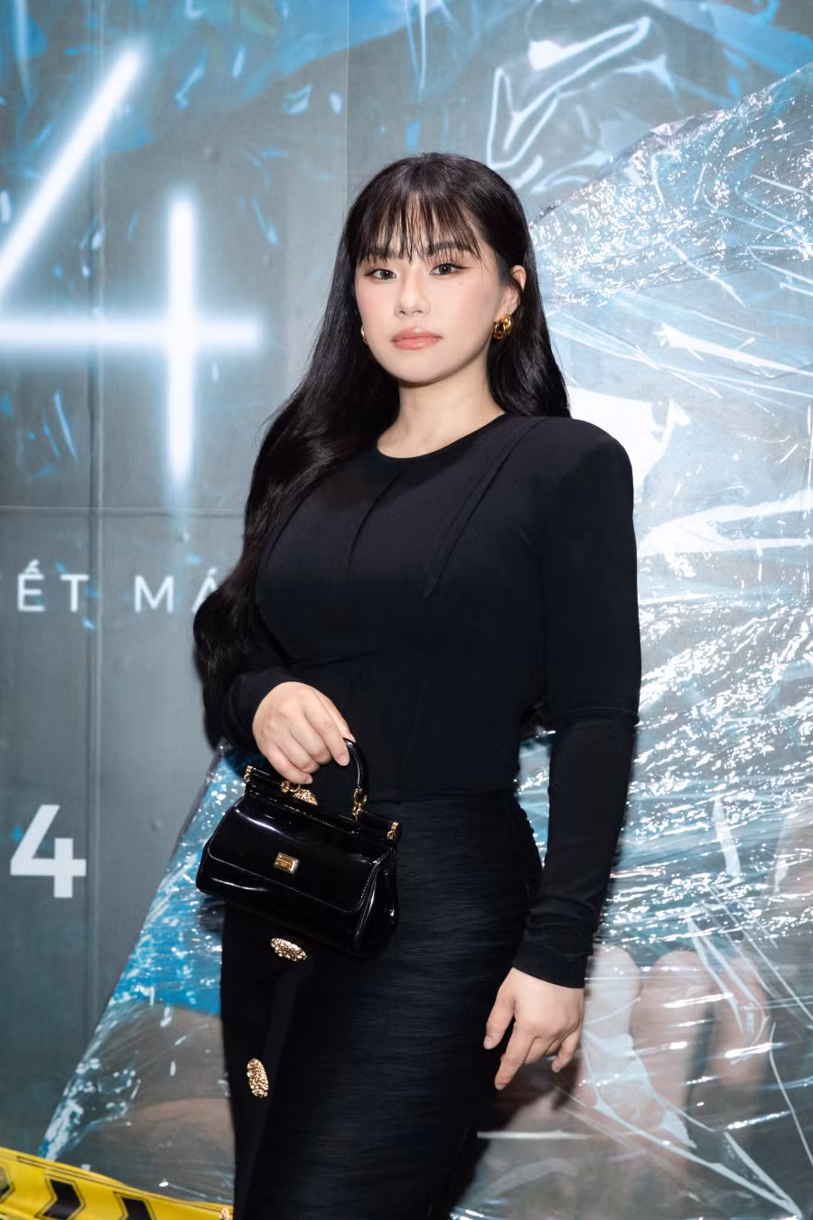 Lương Bích Hữu diện váy đen bó sát, khoe nhan sắc trẻ trung tại sự kiện. Lần đầu chạm ngõ điện ảnh, cựu thành viên H.A.T áp lực khi vai diễn nặng về tâm lý. Cô mong chờ phản ứng của khán giả dành cho nhân vật Đình Đình