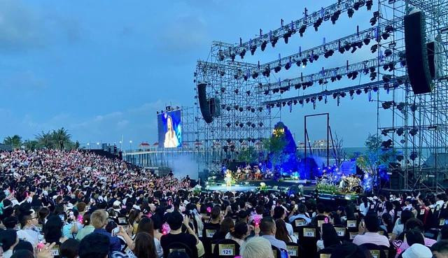 Mỹ Tâm mở màn liveshow My Soul 1981 vào lúc 18 giờ để khán giả có thể thưởng thức âm nhạc trước ánh hoàng hôn trên biển Mỹ Tâm mở màn liveshow My Soul 1981 vào lúc 18 giờ để khán giả có thể thưởng thức âm nhạc trước ánh hoàng hôn trên biển