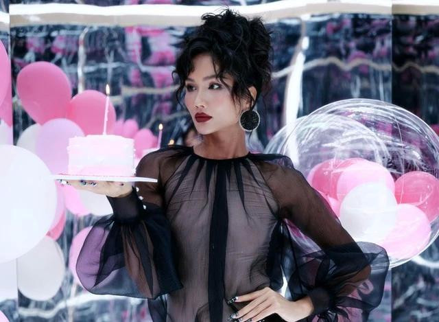 Nhan sắc quyến rũ của Hoa hậu H&apos;Hen Niê khi bước sang tuổi 32. Người đẹp được khen ngợi thăng hạng về nhan sắc lẫn phong cách thời trang sau 7 năm đăng quang