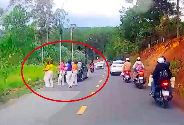 Nhóm người đậu xe rồi thản nhiên nhảy nhót cùng nhau trong khi xung quanh có nhiều phương tiện lưu thông. Nhóm người đậu xe rồi thản nhiên nhảy nhót cùng nhau trong khi xung quanh có nhiều phương tiện lưu thông.