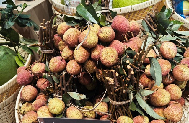 Vải đầu mùa năm nay có giá cao chót vót vì mất mùa