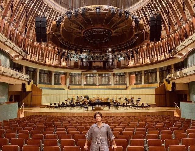 "Ở nhà hát tuyệt đẹp ấy, cùng với Crystal band và dàn nhạc Saigon Pops Orchestra với 2 thủ lĩnh âm nhạc Nguyễn Hữu Vượng - Trần Nhật Minh, Tuấn sẽ phác thảo nên đóa hồng của mình...", Hà Anh Tuấn chia sẻ "Ở nhà hát tuyệt đẹp ấy, cùng với Crystal band và dàn nhạc Saigon Pops Orchestra với 2 thủ lĩnh âm nhạc Nguyễn Hữu Vượng - Trần Nhật Minh, Tuấn sẽ phác thảo nên đóa hồng của mình...", Hà Anh Tuấn chia sẻ