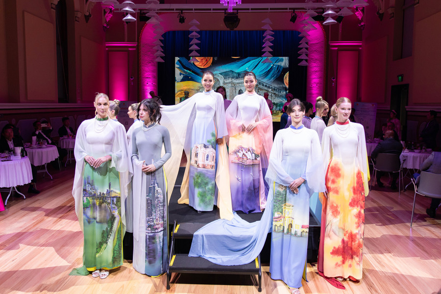 Ombre là kỹ thuật nhuộm loang và chuyển màu thủ công để tạo nên nền màu mới. Trung Đinh là một trong những nhà thiết kế tiên phong sử dụng kỹ thuật này để tạo sự khác biệt