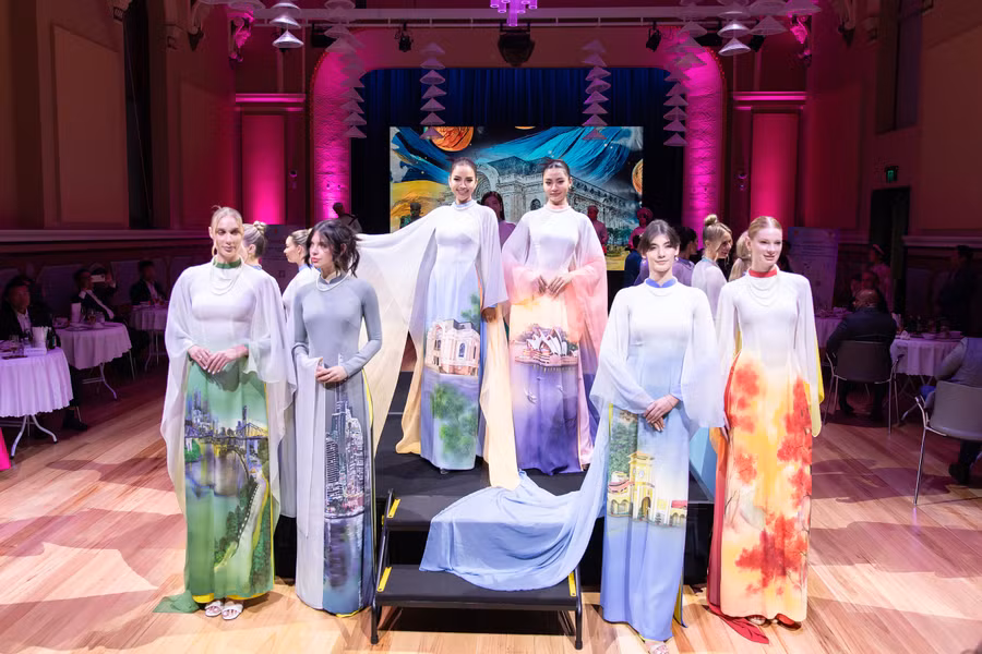 Ombre là kỹ thuật nhuộm loang và chuyển màu thủ công để tạo nên nền màu mới. Trung Đinh là một trong những nhà thiết kế tiên phong sử dụng kỹ thuật này để tạo sự khác biệt