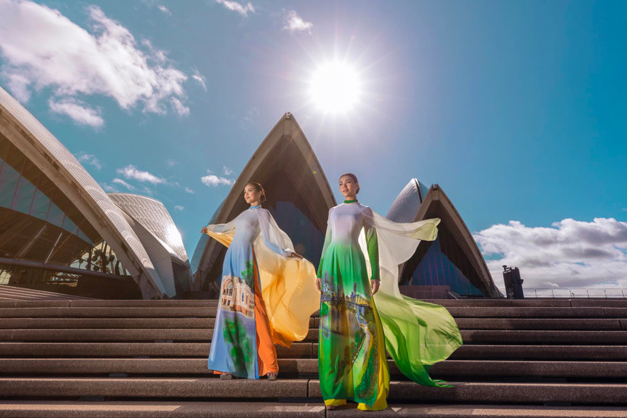 Tham gia trình diễn bộ sưu tập có Hoa hậu Hoàn vũ Việt Nam 2022 Ngọc Châu và Miss Cosmo Vietnam 2023 Xuân Hạnh cùng nhiều người mẫu ở Úc. Trong đó, Hoa hậu Ngọc Châu và Xuân Hạnh đảm nhận vai trò đại sứ du lịch của Roadshow Du lịch Việt Nam - TP.HCM năm nay