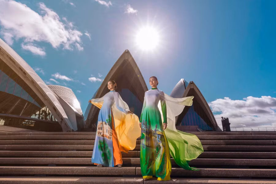 Tham gia trình diễn bộ sưu tập có Hoa hậu Hoàn vũ Việt Nam 2022 Ngọc Châu và Miss Cosmo Vietnam 2023 Xuân Hạnh cùng nhiều người mẫu ở Úc. Trong đó, Hoa hậu Ngọc Châu và Xuân Hạnh đảm nhận vai trò đại sứ du lịch của Roadshow Du lịch Việt Nam - TP.HCM năm nay