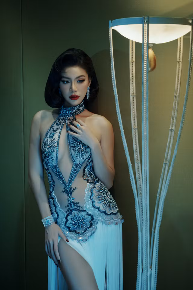 Xuất hiện trong bộ váy có hoa văn đính kết lấy cảm hứng indochine, Minh Tú mang đến hình ảnh quý cô kiêu kỳ trong những giai thoại cũ