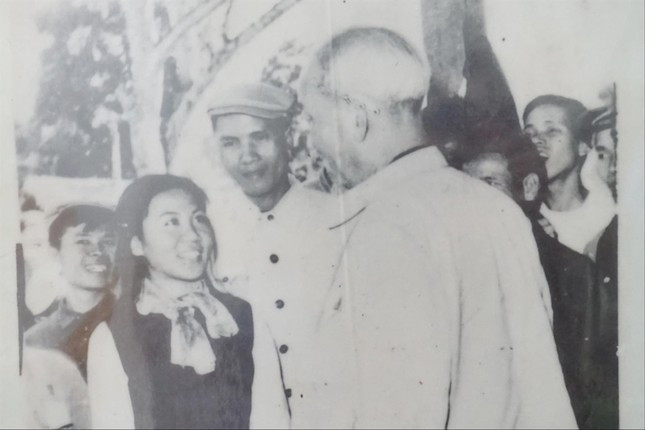 Bức ảnh ông Hương (ngoài cùng bìa trái) được chụp chung với Bác Hồ nhưng gần 30 năm sau ông mới được biết đến sự tồn tại của nó Bức ảnh ông Hương (ngoài cùng bìa trái) được chụp chung với Bác Hồ nhưng gần 30 năm sau ông mới được biết đến sự tồn tại của nó