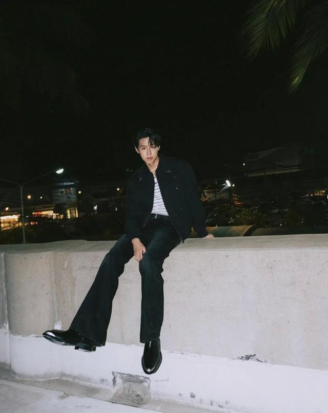 Billkin vào vai M, cậu cháu trai có người bà mắc bệnh ung thư và sắp qua đời. M cố ý đến nhà chăm sóc bà để sau này hy vọng được bà giao lại căn nhà cho mình Billkin vào vai M, cậu cháu trai có người bà mắc bệnh ung thư và sắp qua đời. M cố ý đến nhà chăm sóc bà để sau này hy vọng được bà giao lại căn nhà cho mình