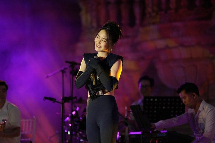Sau đêm nhạc tái xuất, Hương Tràm tích cực chạy show, thực hiện nhiều kế hoạch làm mới bản thân. Sau đêm nhạc tái xuất, Hương Tràm tích cực chạy show, thực hiện nhiều kế hoạch làm mới bản thân.