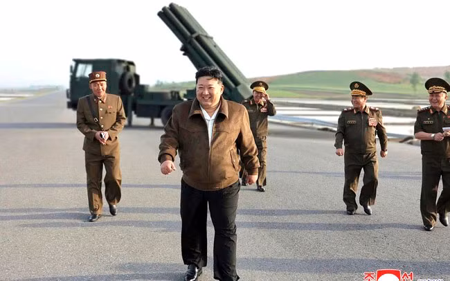 Chủ tịch Kim Jong-un giám sát một vụ thử nghiệm phóng tên lửa. Ảnh: AP