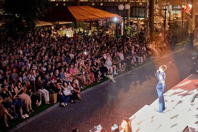 Hương Tràm thể hiện hit Em gái mưa bằng tiếng Anh, khoe bài mới tự sáng tác trước hàng ngàn khán giả thủ đô Hương Tràm thể hiện hit Em gái mưa bằng tiếng Anh, khoe bài mới tự sáng tác trước hàng ngàn khán giả thủ đô