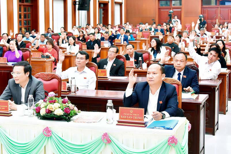 Các đại biểu biểu quyết thông qua nghị quyết về kết quả lấy phiếu tín nhiệm 27 người giữ chức vụ do HĐND tỉnh khóa XII (nhiệm kỳ 2021-2026) bầu. Ảnh: Đ.T