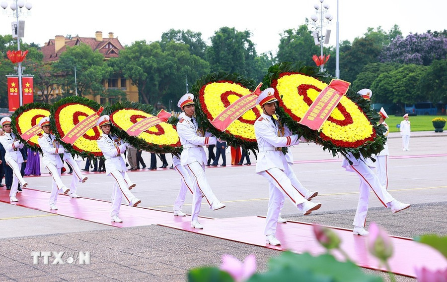 Đoàn đại biểu lãnh đạo, nguyên lãnh đạo Đảng, Nhà nước đặt vòng hoa và vào Lăng viếng Chủ tịch Hồ Chí Minh. (Ảnh: Dương Giang/TTXVN) Đoàn đại biểu lãnh đạo, nguyên lãnh đạo Đảng, Nhà nước đặt vòng hoa và vào Lăng viếng Chủ tịch Hồ Chí Minh. (Ảnh: Dương Giang/TTXVN)