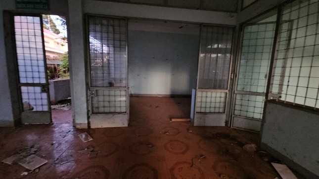 Gạch, kính bị vỡ nằm ngổn ngang dưới nền.