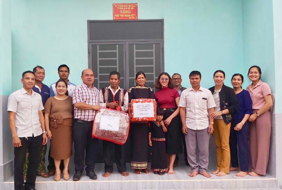 Bàn giao nhà đại đoàn kết cho gia đình ông Lét, làng Ia Nueng, xã Biển Hồ. Ảnh: P.D Bàn giao nhà đại đoàn kết cho gia đình ông Lét, làng Ia Nueng, xã Biển Hồ. Ảnh: P.D