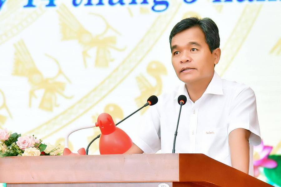 Ủy viên Ban Chấp hành Trung ương Đảng, Bí thư Tỉnh ủy, Chủ tịch HĐND tỉnh Hồ Văn Niên phát biểu. Ảnh: Đ.T Ủy viên Ban Chấp hành Trung ương Đảng, Bí thư Tỉnh ủy, Chủ tịch HĐND tỉnh Hồ Văn Niên phát biểu. Ảnh: Đ.T